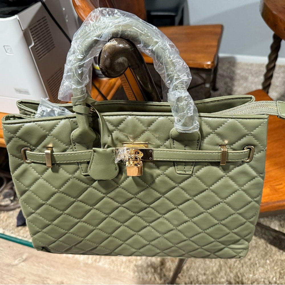 Elegant Badgley Mischka Quilted Green Handbag